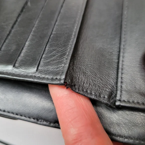 CHANEL Elegant Black Leather Logo Wallet Beautiful Pre-loved Condition Box Wrap - Picture 10 of 16